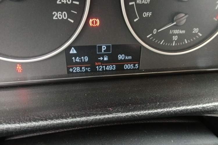 Used BMW 3 Series 2016 320Li Fashion Model Odometer Close Up