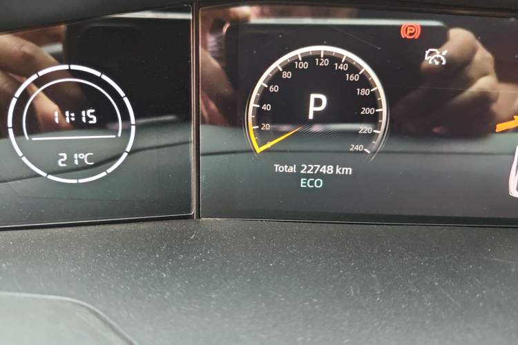 Used CHANGAN UNI-V 2023 1.5T Prestige Model Odometer Close Up