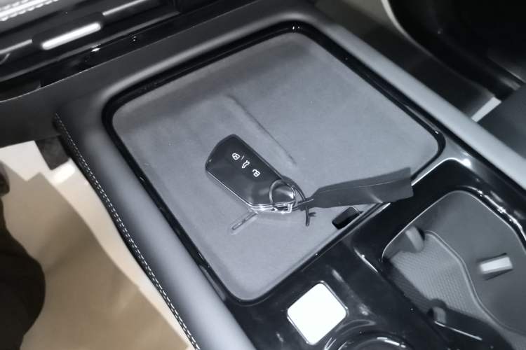 Used Volkswagen Teramont 2025 Tiguan Pro 450TSI 4Motion Crosswind Edition
