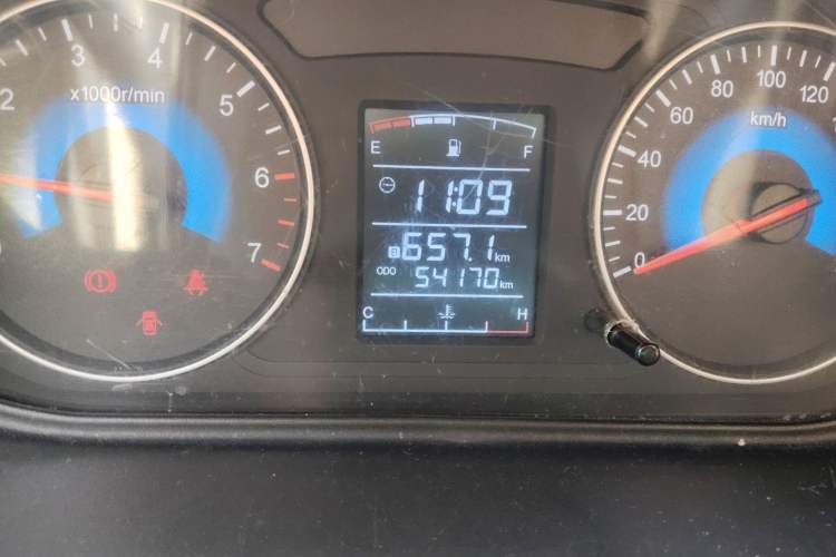 Used Dongfeng Fengon 360 2015 1.5L Manual Comfort II 7-Seater Odometer Close Up