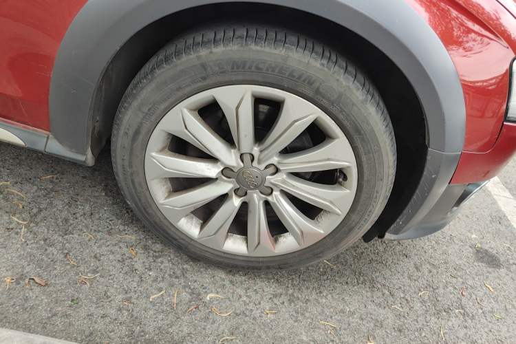 Used Audi A4 2013 40 TFSI allroad quattro Luxury Model Right Front Wheel Hub