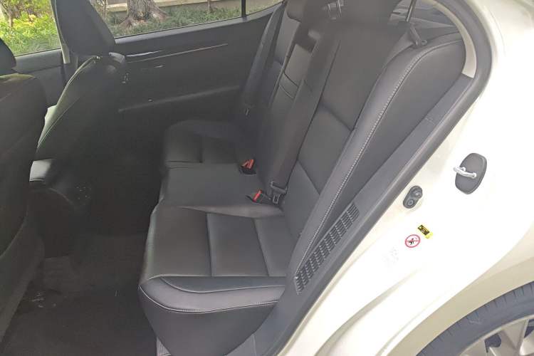 Used Lexus ES 2014 300h Elite Edition
