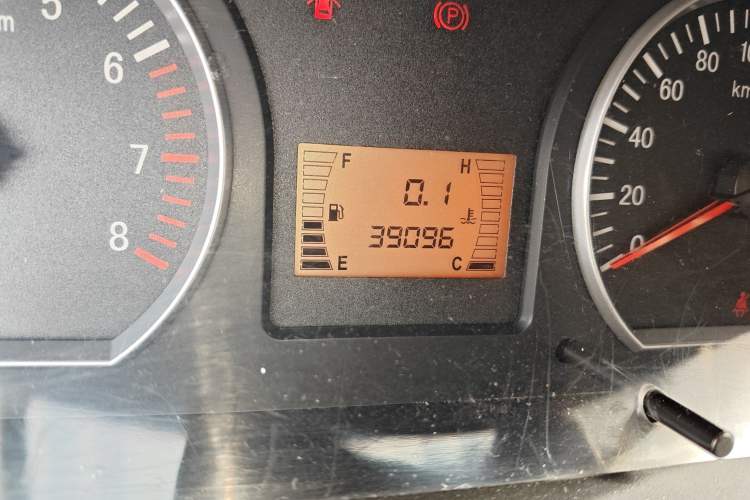 Used FORTHING Lingzhi 2014 V3 1.5L 7-Seater Standard Model II Odometer Close Up