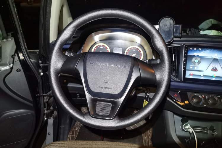 Used FORTHING Lingzhi 2024 M5L 1.5T Manual Comfort 7-Seater Steering Wheel