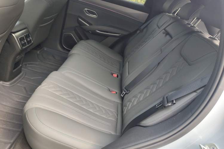 Used BYD Song L DM-i 2024 160 km Excellence Version Left Rear Seat