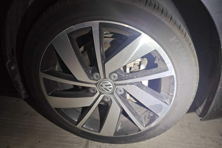 Used Volkswagen Sagitar 2021 280TSI DSG Excellence Edition Right Front Wheel Hub