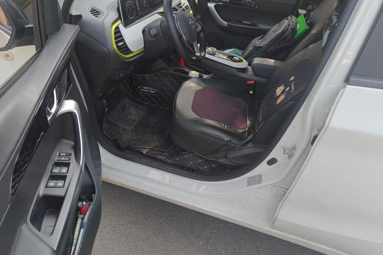 Used CHANGAN Benni E-Star 2022 Charming Edition Colorful Model Lithium-Ion Battery
