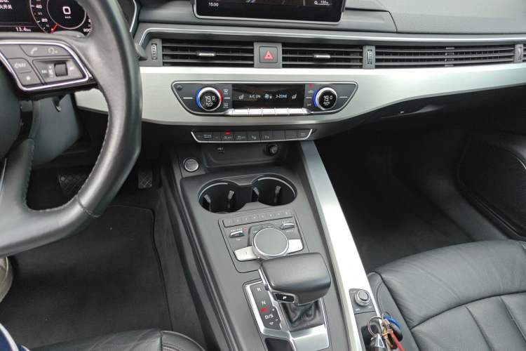 Used Audi A4L 2019 40 TFSI Fashion Edition China VI Emission Standard Audio And AC Panel