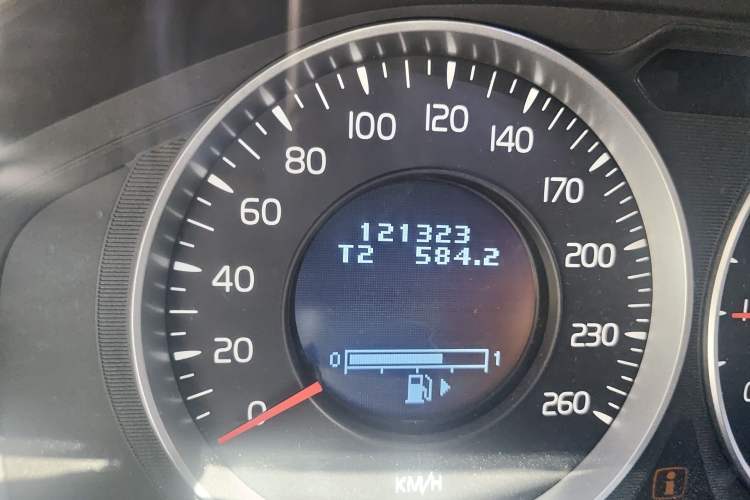 Used Volvo XC60 2012 T5 Comfort Edition Odometer Close Up