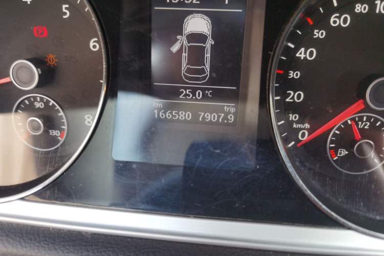 Used Volkswagen Magotan 2016 1.8TSI Smart Comfort Model Odometer Close Up