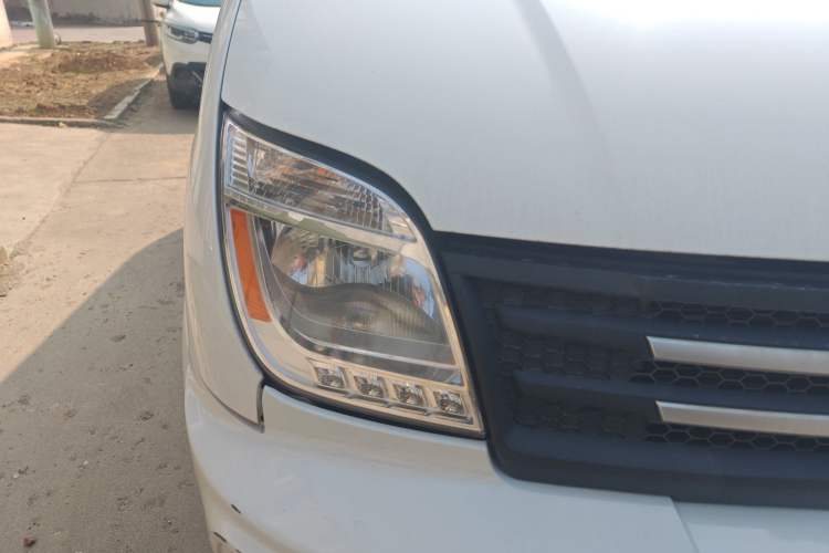 Used SAIC MAXUS Xintu V80 2023 2.0T Manual Classic Aoyuntong Short Wheelbase Ultra-Low Roof 5/6-Seater Right Front Headlight