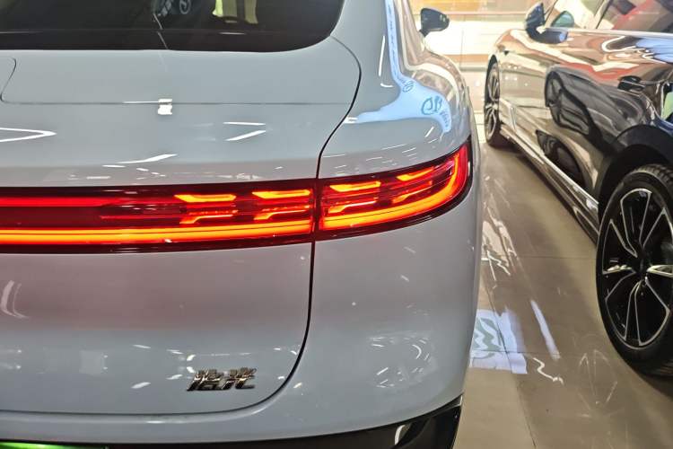 Used VOYAH PASSION 2023 Four-Wheel Drive Flagship Edition Right Rear Taillight