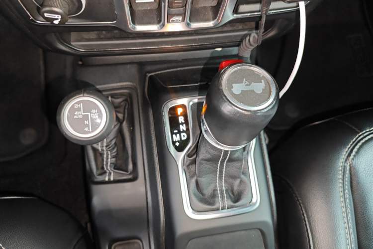 Used Jeep Wrangler 2019 2.0T Sahara Four-Door Version China VI Emission Standard Gear Lever