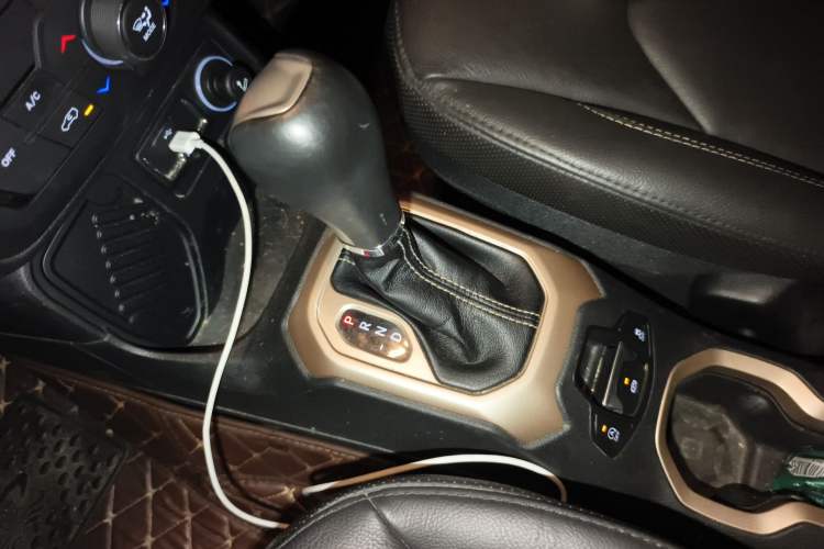 Used Jeep Renegade 2018 Connected Large Screen Version 180T Automatic Smart Version Gear Lever