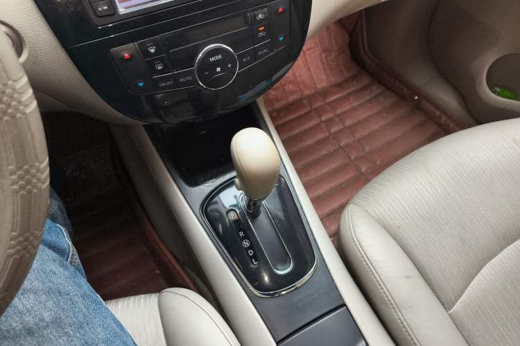 Used Nissan Tiida 2011 1.6L CVT Smart Version Gear Lever