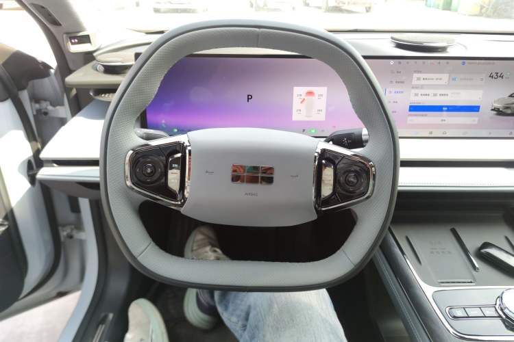 Used Geely Galaxy E8 2025 700 km Long-Range Intelligent Driving Version Steering Wheel