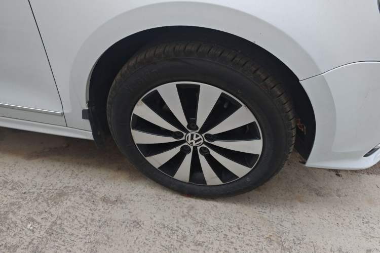 Used Volkswagen Sagitar 2017 230TSI Automatic Comfort Version Right Front Wheel Hub