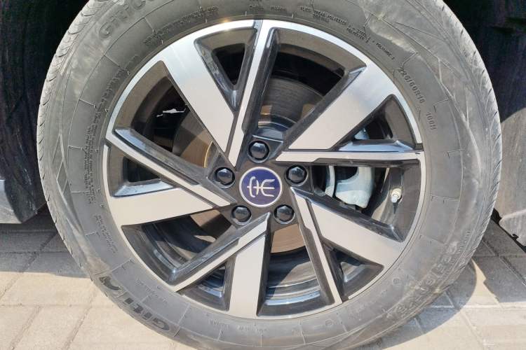 Used BYD Song Pro New Energy 2024 HONOR Edition DM-i 71KM Navigation Model Right Front Wheel Hub