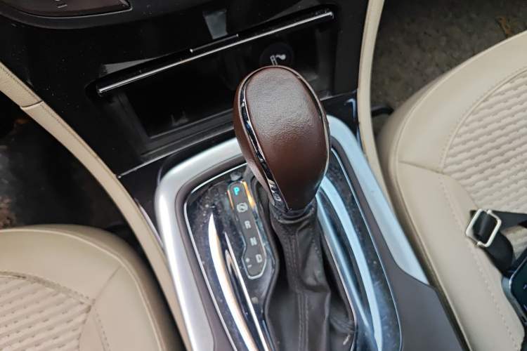 Used Buick Regal 2014 2.0L Leading Fashion Edition Gear Lever