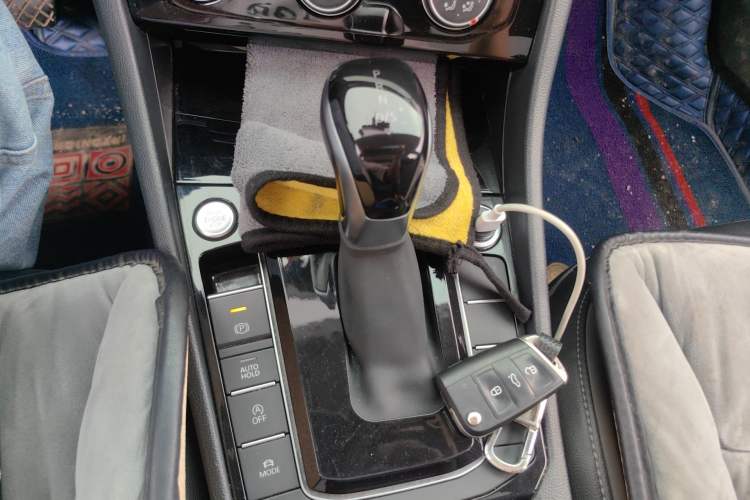 Used Volkswagen Sagitar 2021 280TSI DSG Excellence Edition Gear Lever