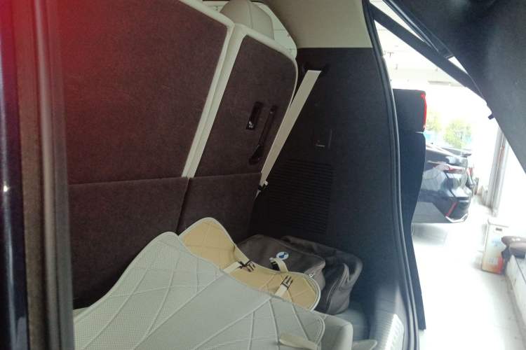 Used Denza D9 2024 DM-i 1050 Luxury Model
