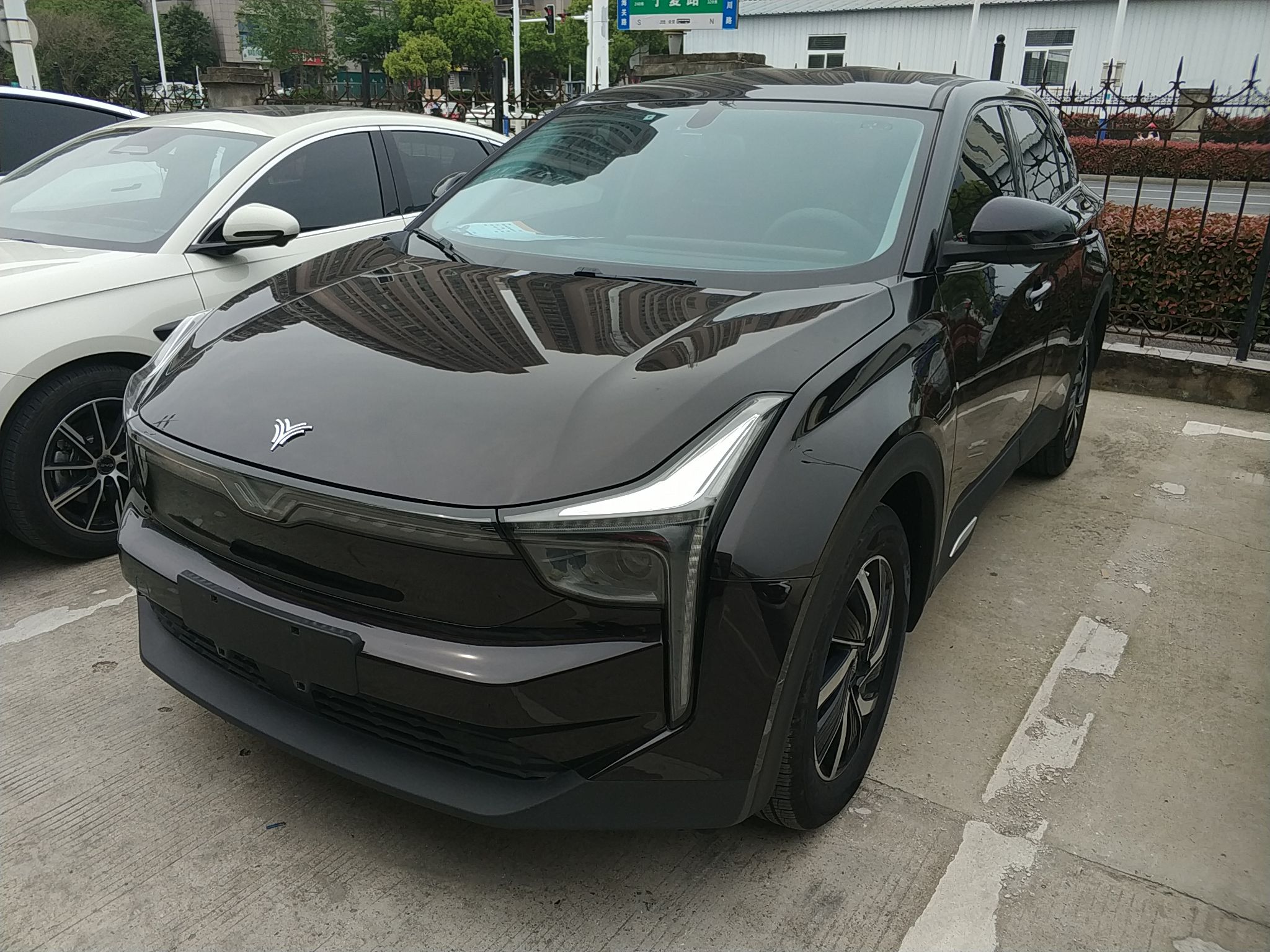 Под передней частью автомобиля