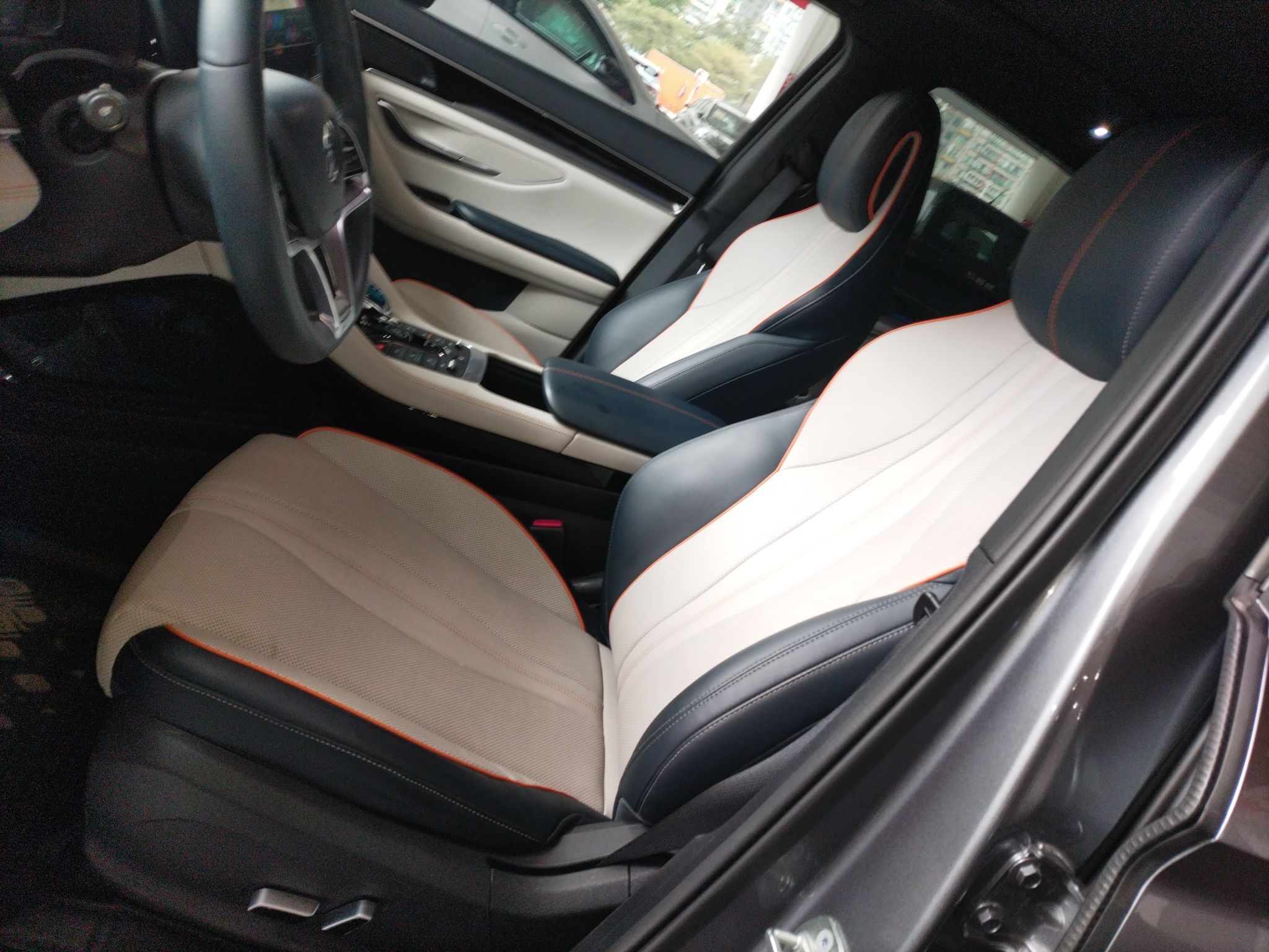 المقاعد الأمامية داخل السيارة