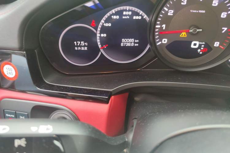 Used Porsche Cayenne 2019 Cayenne 3.0T Odometer Close Up