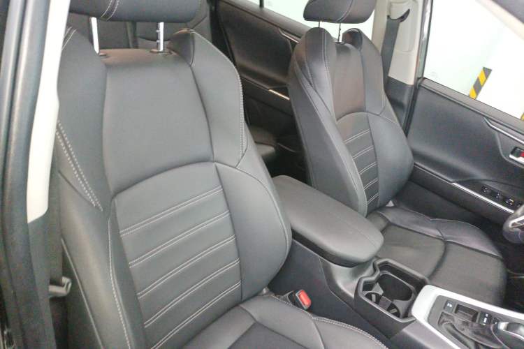 Used Toyota Wildlander 2023 Dual-Motor 2.5L E-CVT Two-Wheel Drive Luxury PLUS Edition Right Front Seat