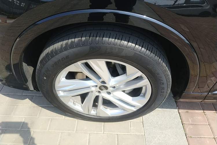 Used Audi Q7 2023 45 TFSI quattro S line Sport model
