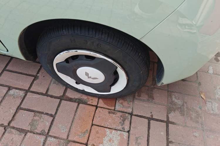 Used Wuling Hongguang MINIEV 2021 Macaron Fashion Model Lithium Iron Phosphate Right Front Wheel Hub