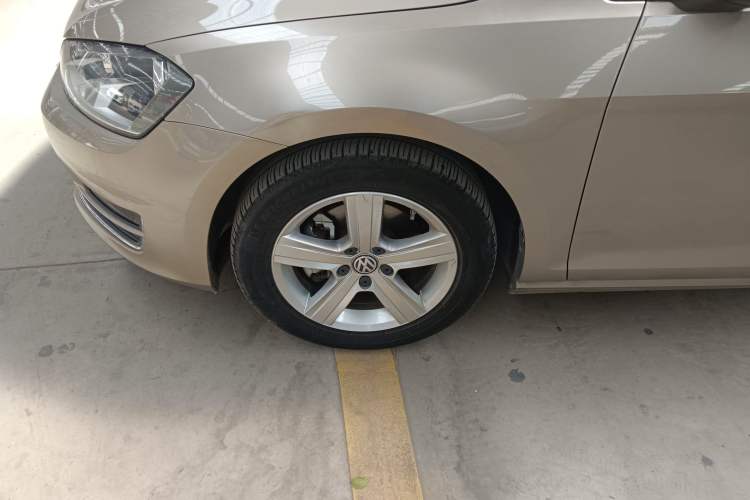 Used Volkswagen Golf 2016 1.6L Automatic Comfort Model Left Front Wheel Hub