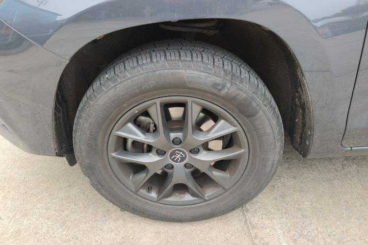 Used BYD Song 2021 Classic Edition 1.5T Manual Luxury Model Left Front Wheel Hub