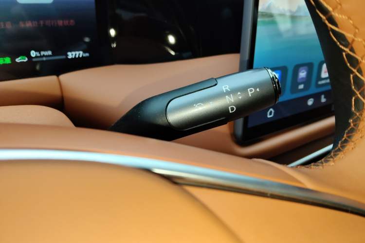 Used GAC Trumpchi S9 2025 Model Qiankun Ultra 6-Seater Gear Lever