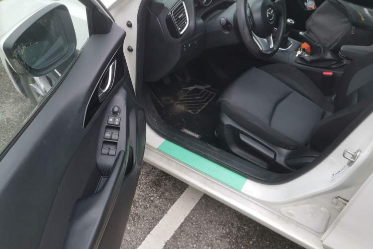 Used Mazda 3 Axela 2016 Sedan 1.5L Manual Comfort Model
