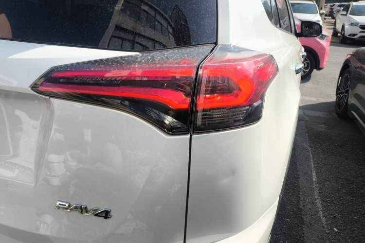 Used Toyota RAV4 2016 2.0L CVT Two-Wheel Drive Fashion Edition China V Standard
