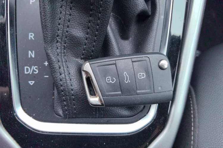 Used Volkswagen T-ROC 2020 280TSI DSG Two-Wheel Drive R-Line Pro
