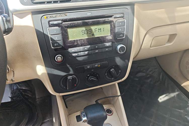 Used Volkswagen Bora 2012 1.6L Automatic Fashion Edition Audio And AC Panel