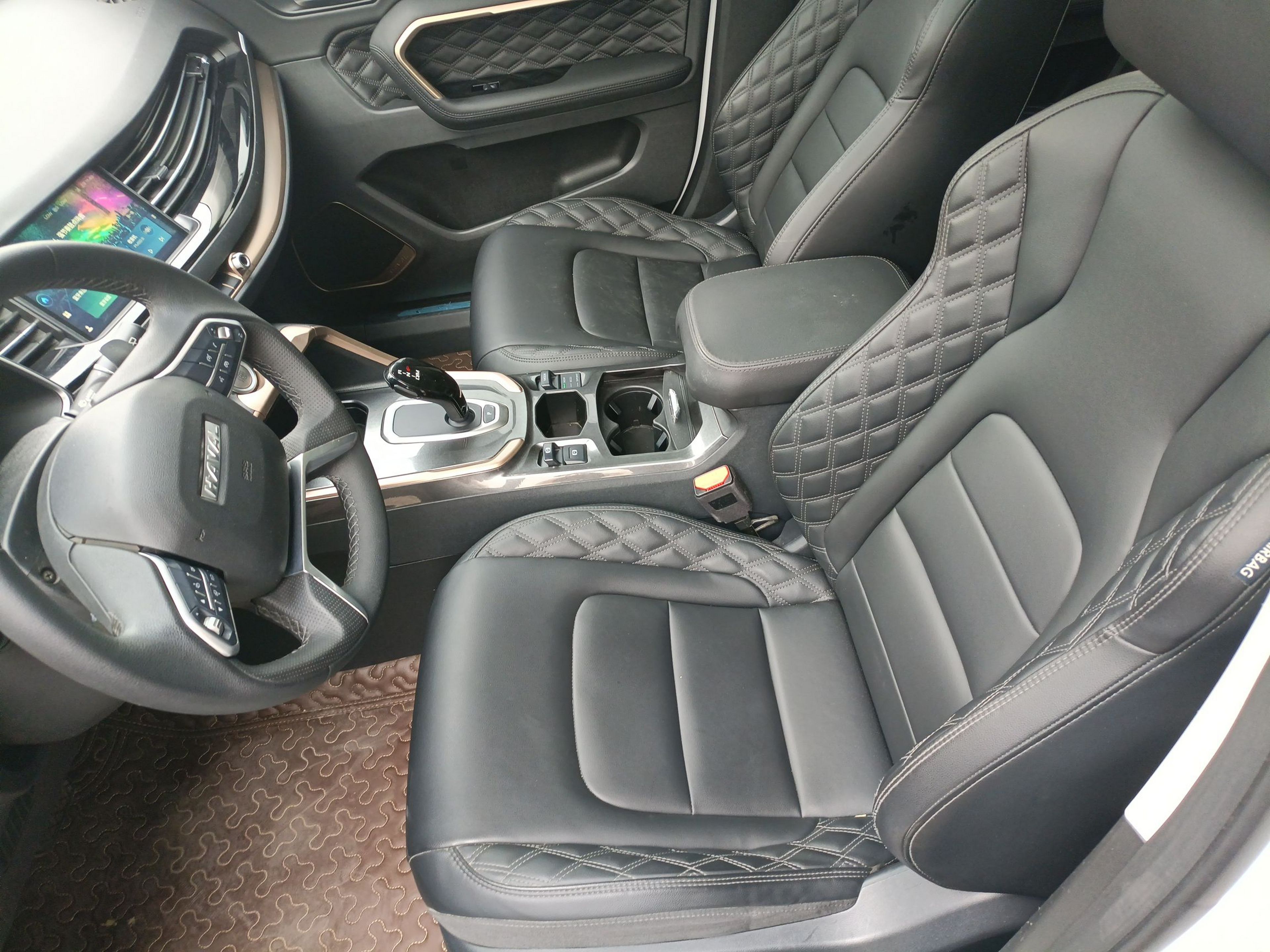 المقاعد الأمامية داخل السيارة