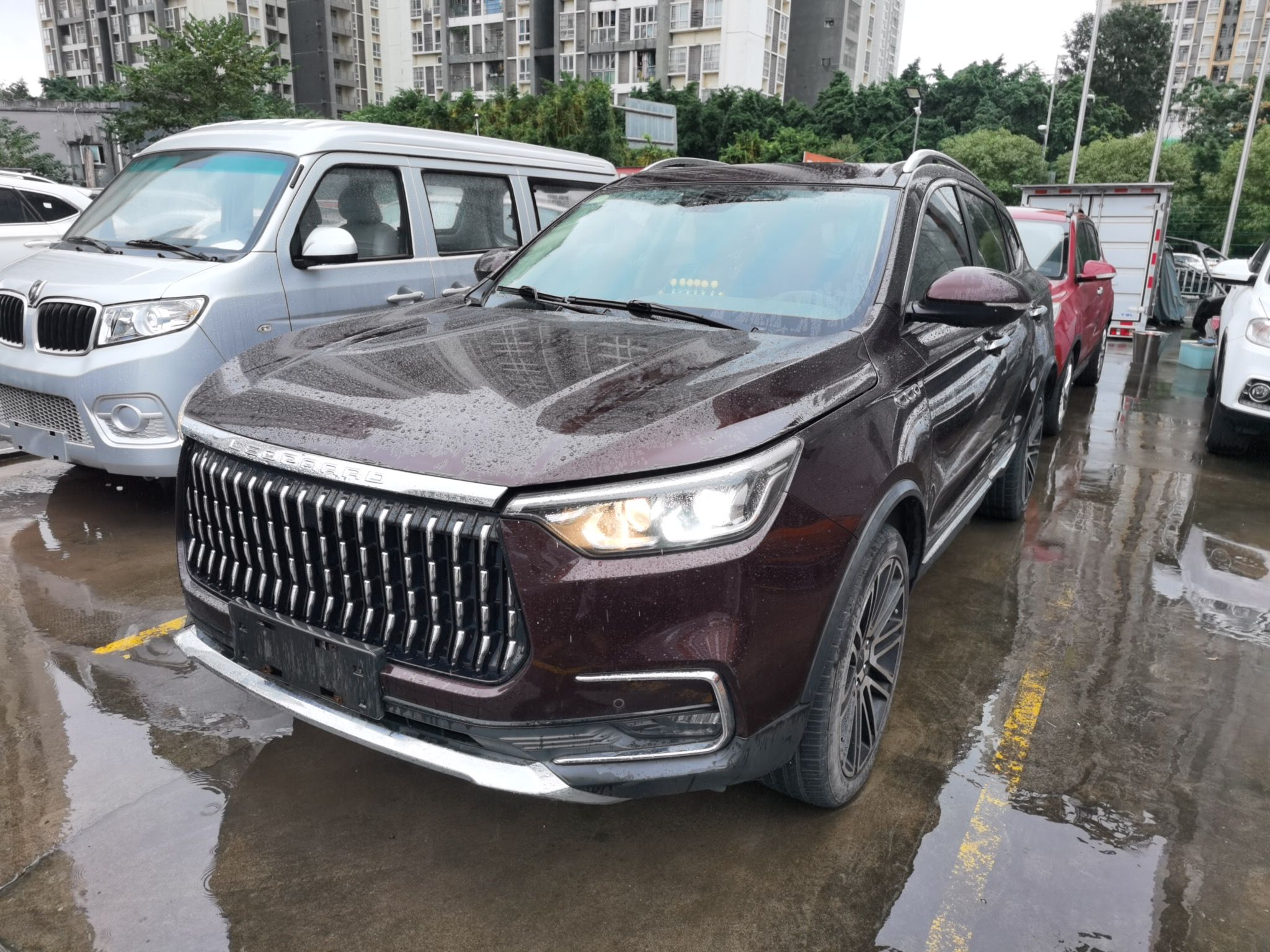 تحت مقدمة السيارة