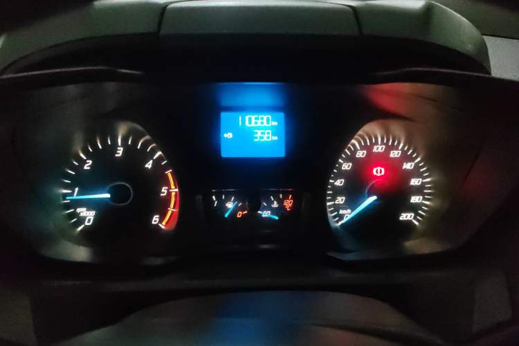 Used Ford Transit 2017 2.0T Diesel Multi-Purpose Commercial Vehicle Short Wheelbase Low Roof China V Standard