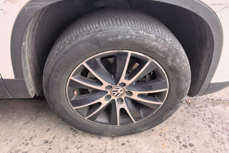 Used Volkswagen Tiguan 2013 1.8 TSI Automatic All-Wheel Drive Luxury Model Right Front Wheel Hub