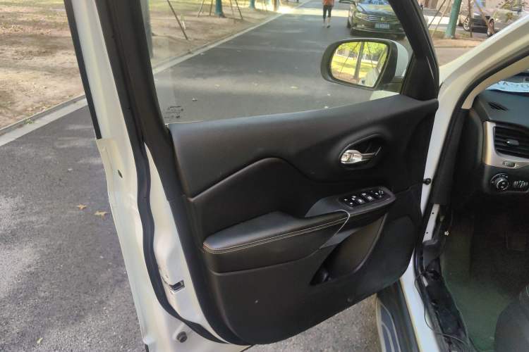 Used Jeep Cherokee 2017 2.0L Superior Edition