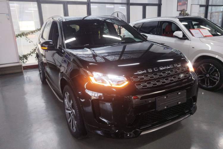 Used Land Rover Discovery Sport 2021 249 PS R-Dynamic S Performance Edition Front Right 45 Deg
