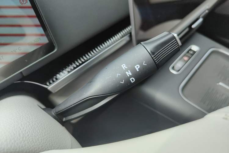 Used VOYAH Dream 2025 PHEV Four-Wheel Drive Prestige Kunpeng Edition Gear Lever