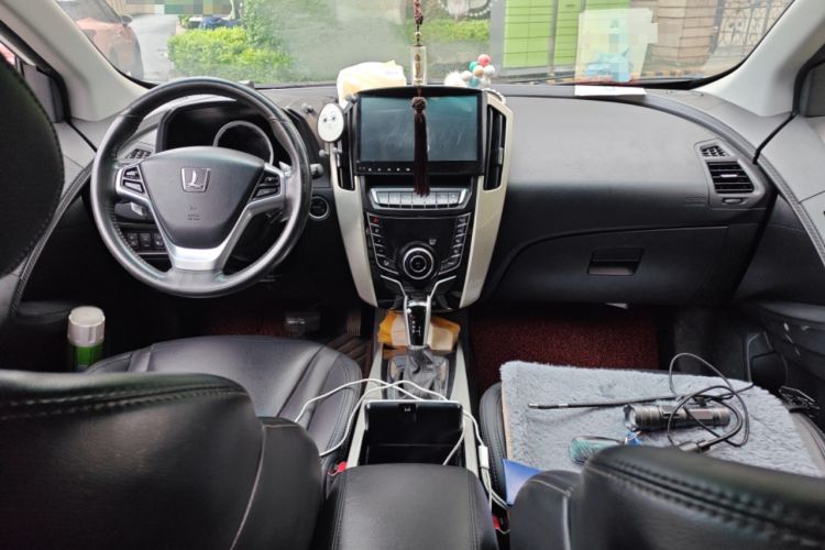 Used Luxgen U6 SUV 2017 1.8T Fashion-Upgraded Model Center Console