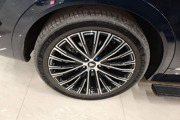 Used Deepal S09 2025 Model Rear-Wheel Drive Ultra+ Long-Range Version Right Rear Wheel Hub