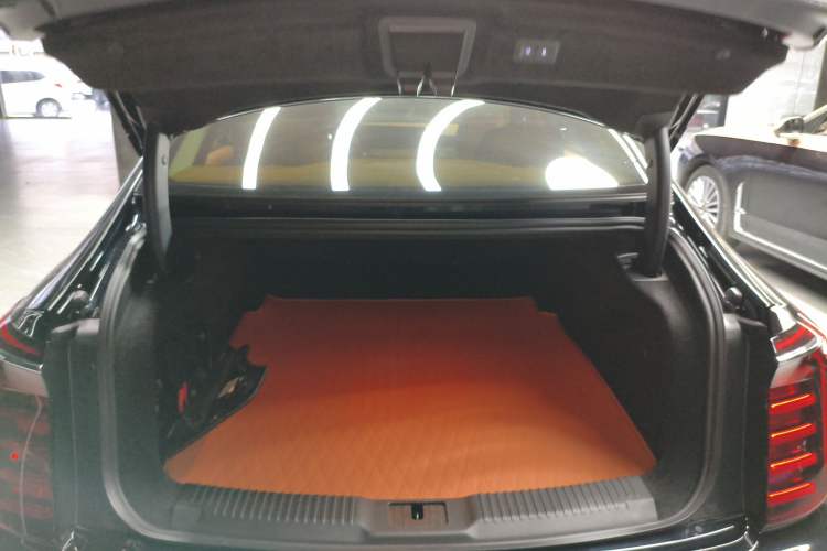 Used Hongqi H9 2025 Model Facelifted 2.0T Two-Wheel Drive Flag-Style Luxury Business Edition, 5 Seats
