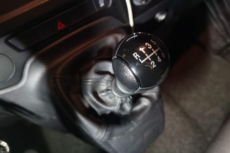 Used JMC Fushun 2025 2.0T 6MT Diesel Short-Wheelbase Mid-Height Commercial Multi-Purpose Passenger Vehicle 5/6 Seats
