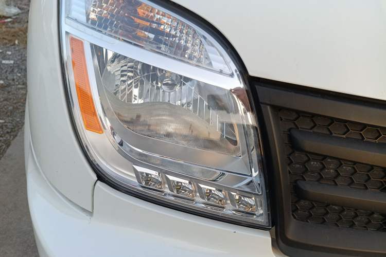 Used SAIC MAXUS Xintu V80 2023 2.0T Manual Classic Aoyuntong Long Wheelbase Mid-Height 6/7/8/9-Seater Right Front Headlight